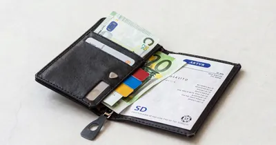 Managing Money While Traveling: Cards, Cash, and ATM Strategies